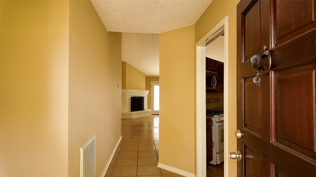 Building Photo - 7003 Glen Rosa Dr