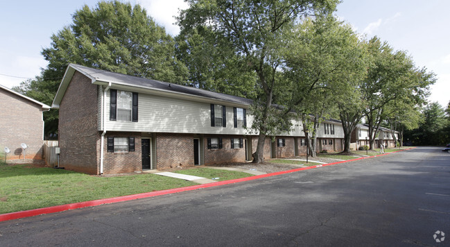 Issaqueena Village - Issaqueena Village Apartments