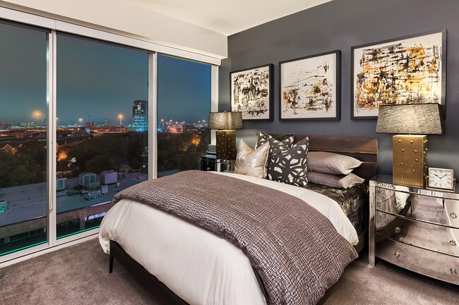 Acogedora habitación con amplias vistas del centro de la ciudad y alfombras de lujo