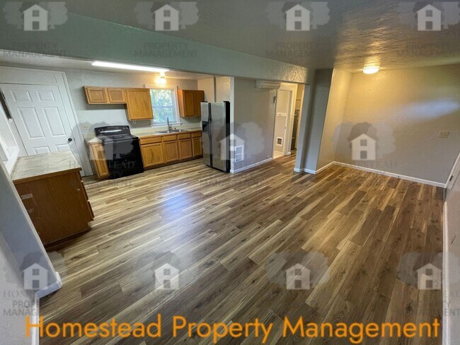 Photo - Cute as a button! Two blocks from WOU and Historical downtown Monmouth!