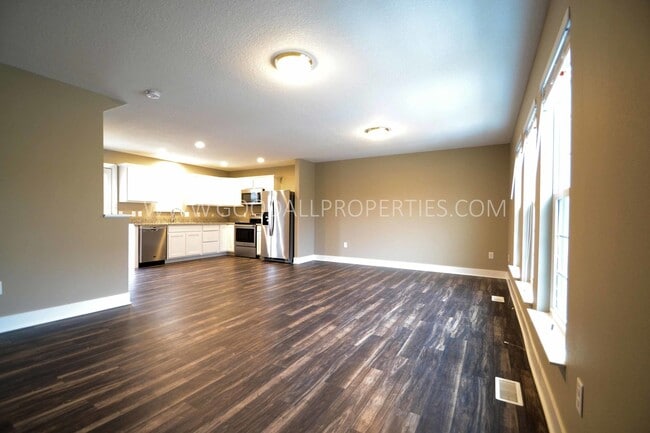 Photo - 2 Bedroom, 2 1/2 Bath Townhome in Urbandale with attached 2 car garage