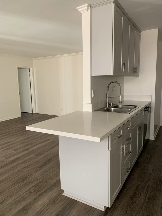 Building Photo - 118 S Wetherly Dr