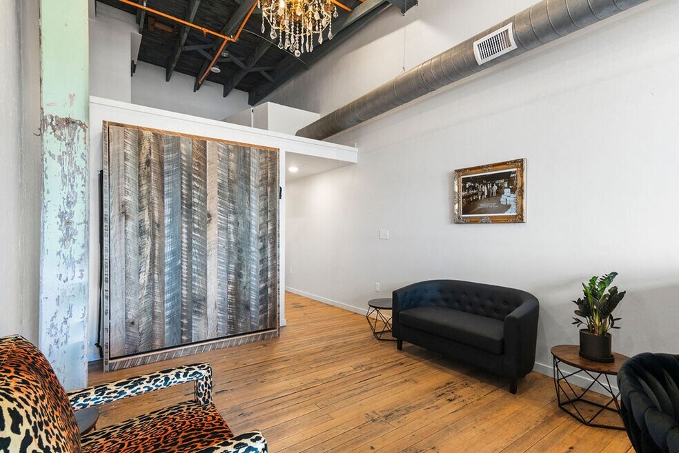 320 W Walnut St
