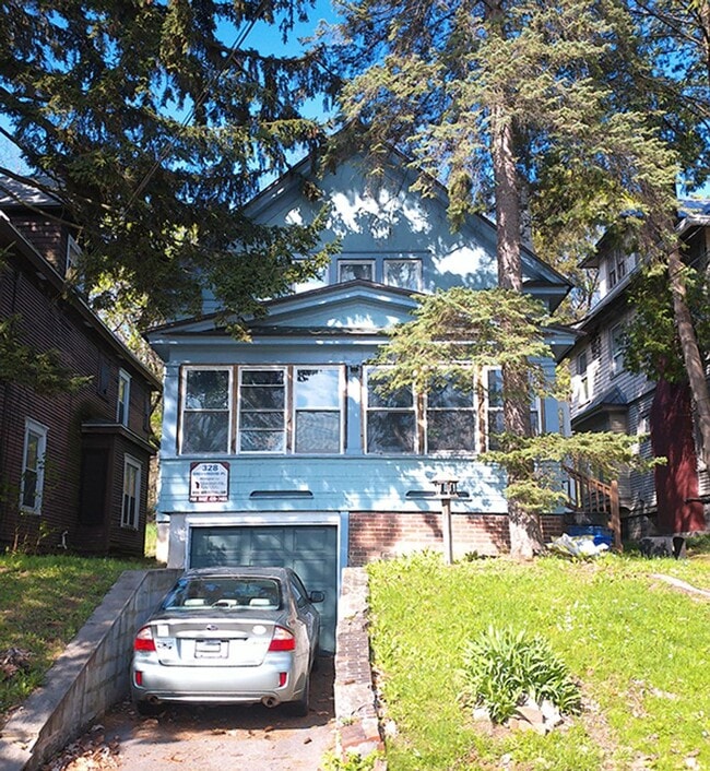 Building Photo - Single Family Home with Enclosed Front Por...