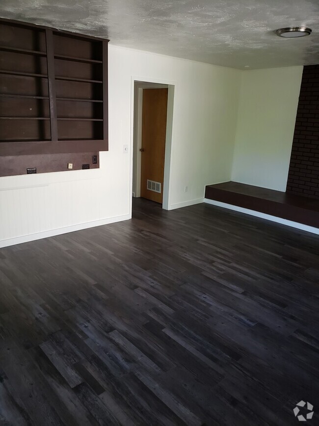 Building Photo - 1640 sf 3 bed 1 bath Rental