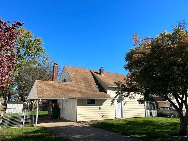 4 bedroom 2 bath - Levittown - 4 bedroom 2 bath - Levittown House