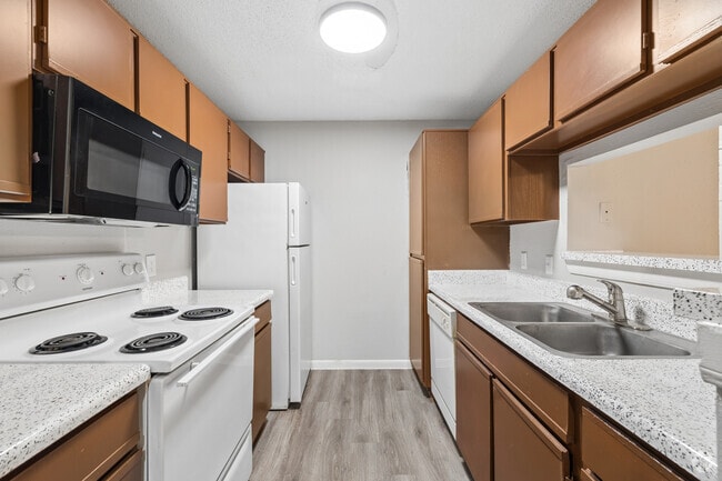 2BR, 1BA - 923SF - Kitchen - Savannah Place