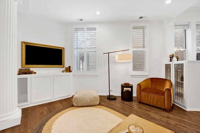 Sala de estar - 223 W Wisconsin St Unidad 3A