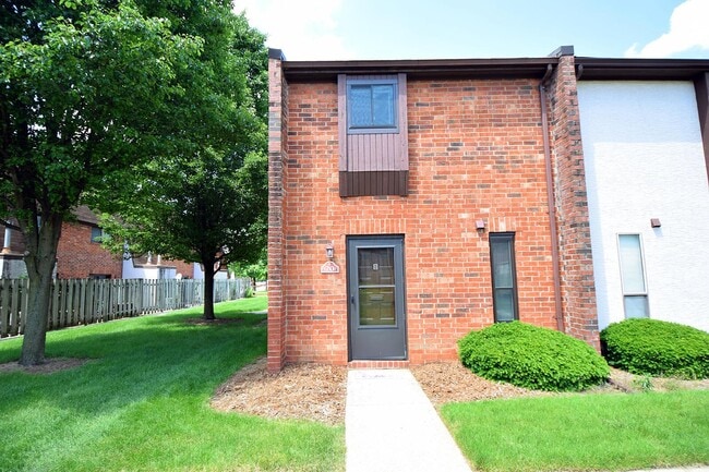 Building Photo - 20 King Arthur Ct Unit 20