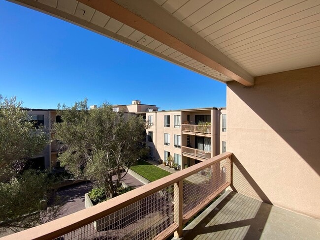 Photo - One Bedroom Condo Available in Watergate Community/Emeryville!