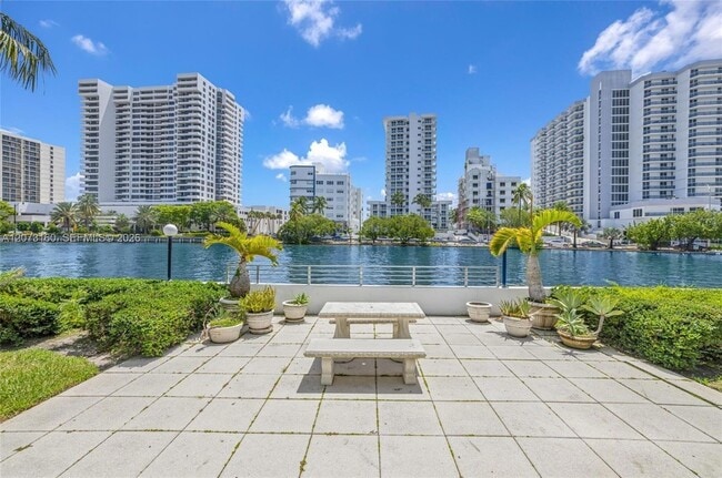 Photo - 2445 Lake Pancoast Dr Unidad 4