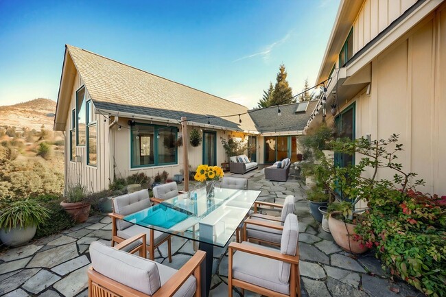 STUNNING 3000 sq ft HOME OFF HILLCREST RD - STUNNING 3000 sq ft HOME OFF HILLCREST RD