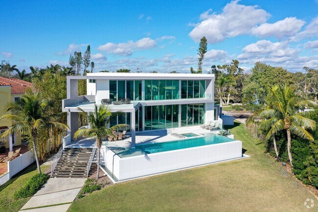 Building Photo - Luxurious Bay Front Home