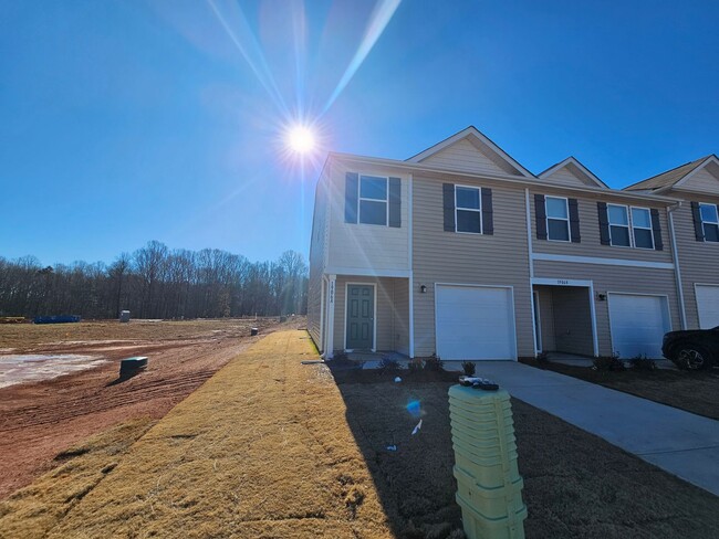 Brand New Townhome in the heart of Newton - Brand New Townhome in the heart of Newton