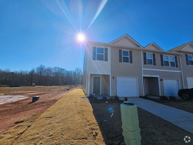 Building Photo - Brand New Townhome in the heart of Newton