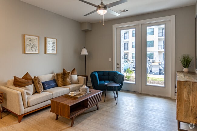 1 BR, 1 BA - 776SF