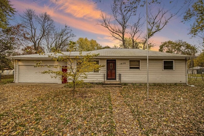 Photo - Beautiful Remodeled 3/1 home with large yard! - Ask about our Deposit Free Leasing opportunity!