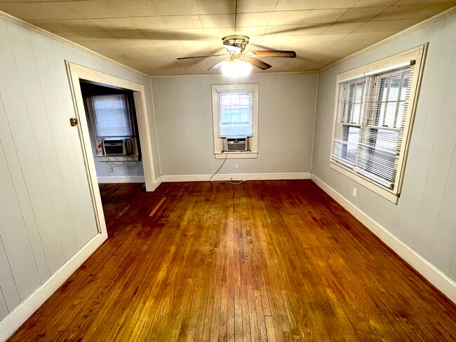 Sala de estar - 806 E 9th St