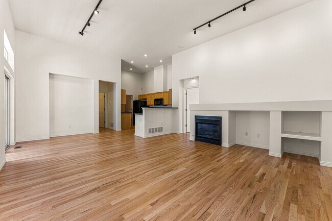 Photo - Gorgeous Townhome With 2-Car Garage and Ce...