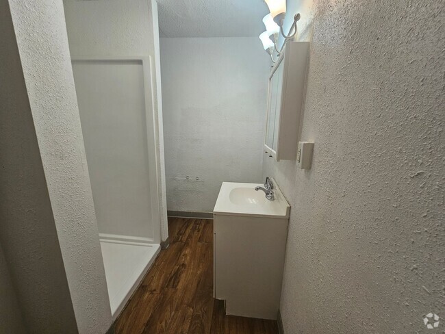 Building Photo - 608 4th Ave Unit 608 1/2 Rental