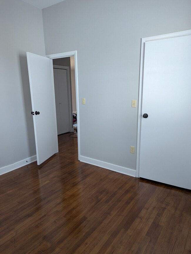 Building Photo - 1506 E 10th St Unit 1506