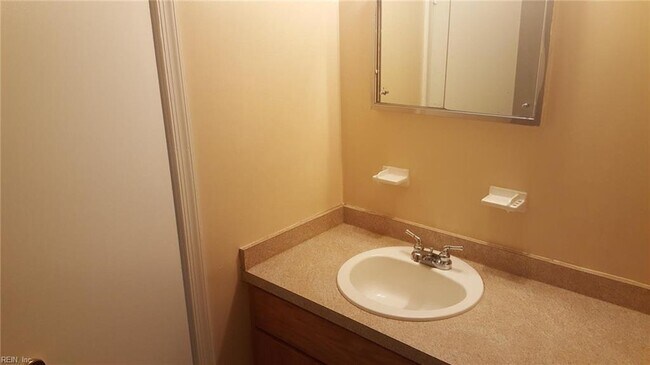 Photo - 939 Holladay St