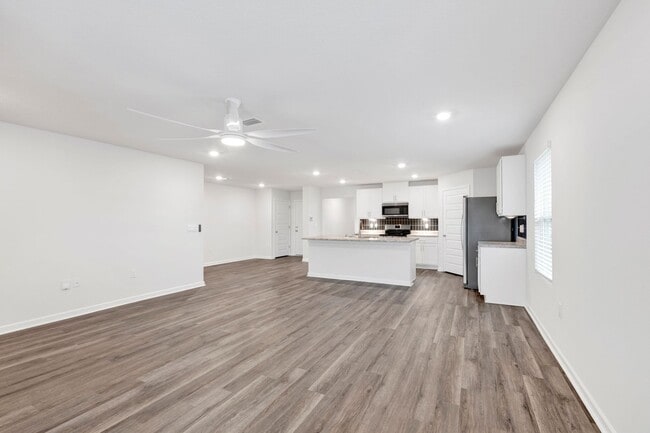 Photo - Spacious 5 Bedroom Home with Community Pool