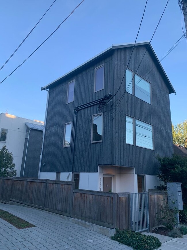 Building Photo - Capital Hill Row House ! 3 bed, 3 bath 194...