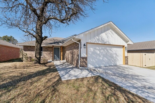 Building Photo - Beautiful 3 Bedroom, 2 Bath Home Close to Choctaw