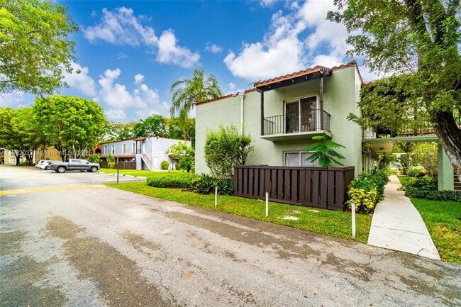 Building Photo - 10776 N Kendall Dr Unit F14