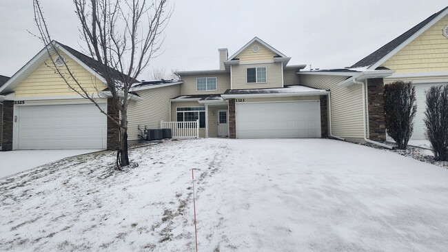 Building Photo - 1323 SE Birch Ln