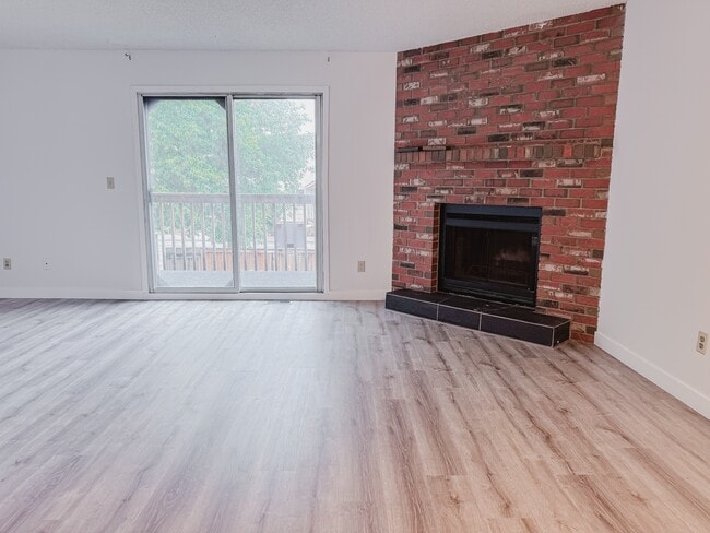 Photo - 1513-1536 36 St SE