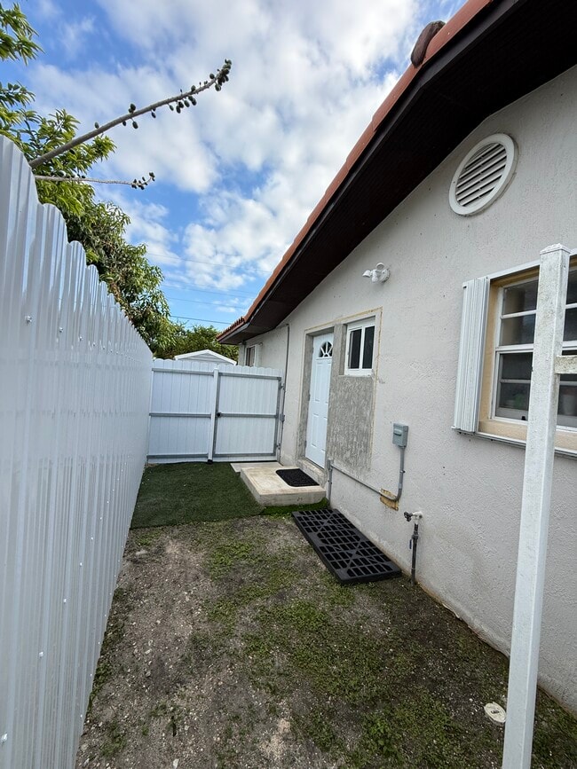 Photo - 10340 SW 43rd St Unit 1