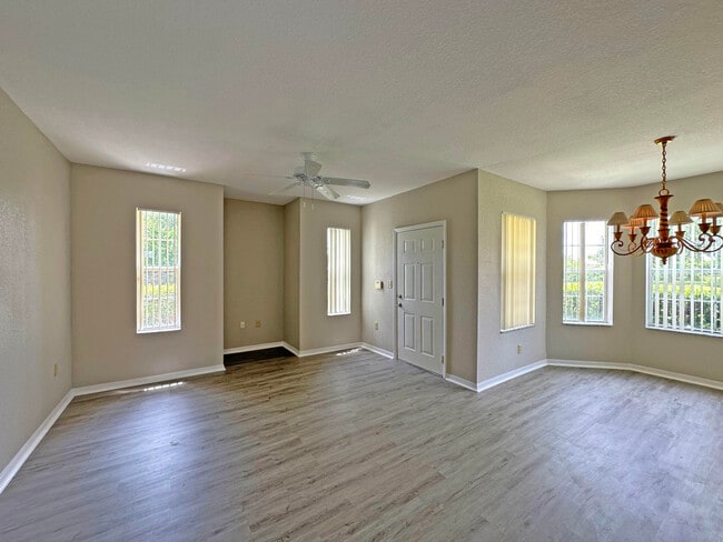 Photo - 124 SW Peacock Blvd Unit 13-103