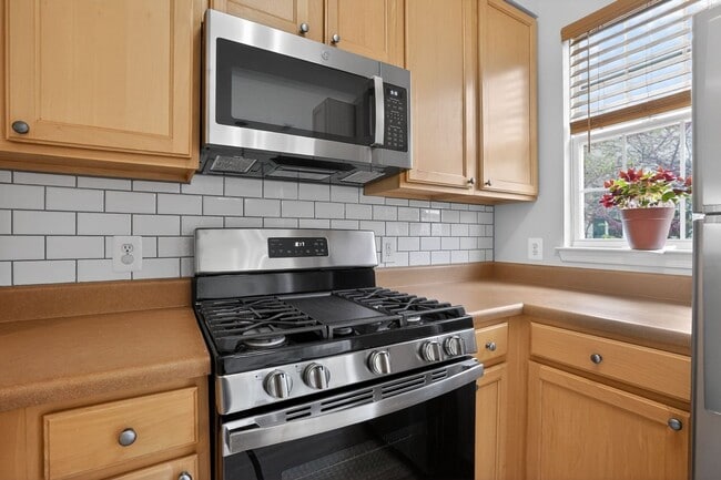 Photo - 23185 Blackthorn Square