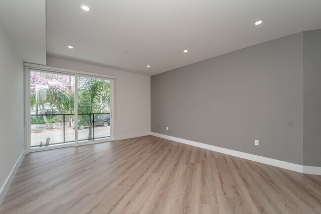 Photo - 2828 London St