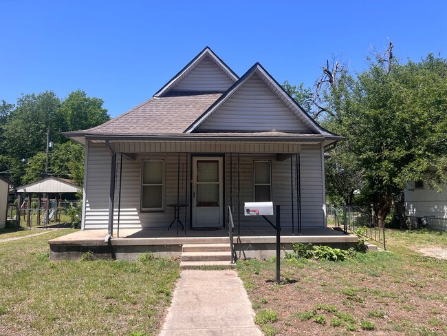 Building Photo - Beautiful 3 Bedroom Home