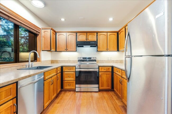 Building Photo - Secluded Lake Oswego Condo at Mountainside...