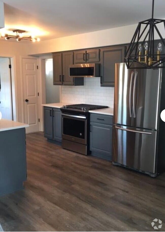 Building Photo - 3 bed/2 bath ranch on the NE side! Rental