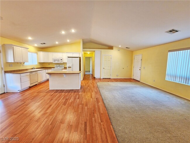 Photo - 960 Lone Pine Rd