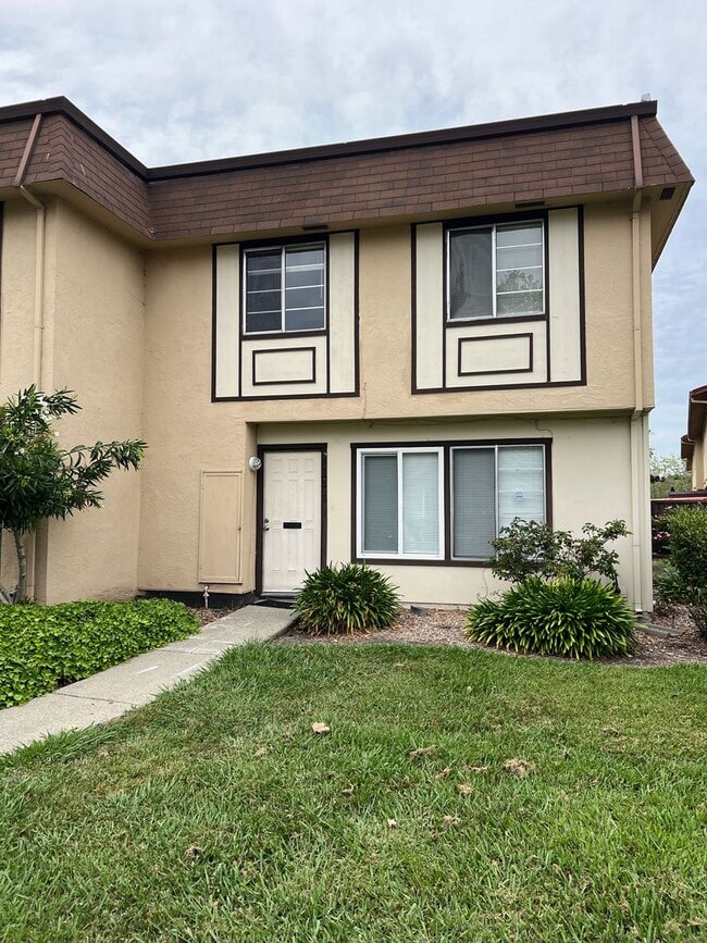 Building Photo - Beautiful 3Bd/1.5Ba Townhouse in a Highly Desirable Hayward Neighborhood!