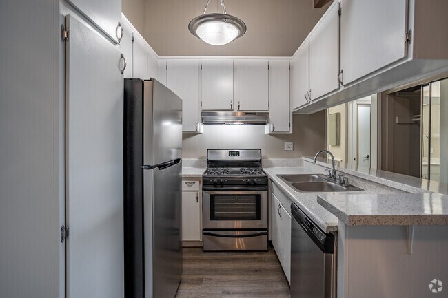 1BR, 1BA - 750SF