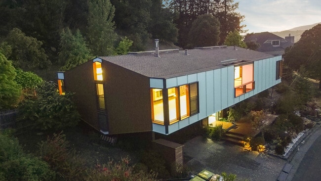 Photo - 100 Wimbledon Way