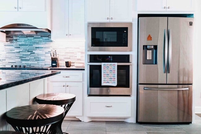 Building Photo - 406 NW Retreat Ln