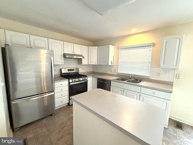 Photo - 16 Colts Neck Dr