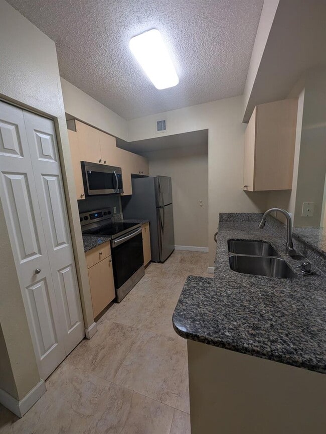 Photo - 2490 Centergate Dr Unidad 105