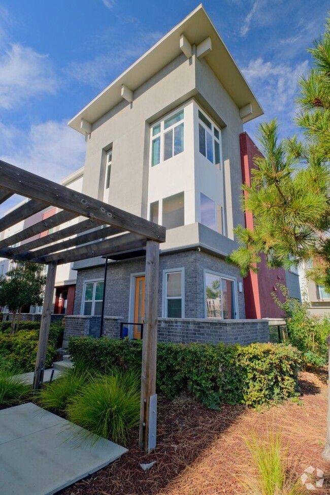 Building Photo - Beautiful 3 Bedroom, 2.5 Bath Townhome in ...