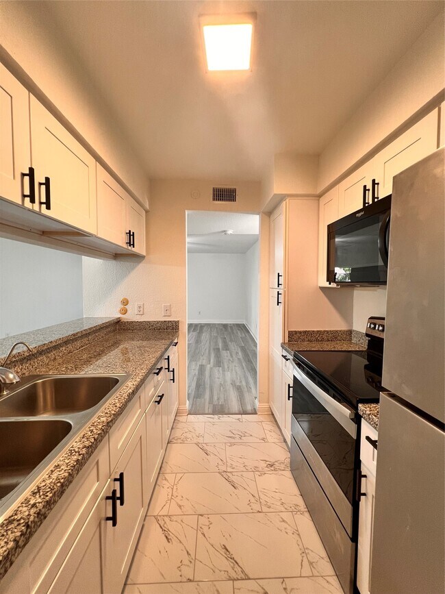 Photo - 3005 Walnut Bend Ln Unit 32