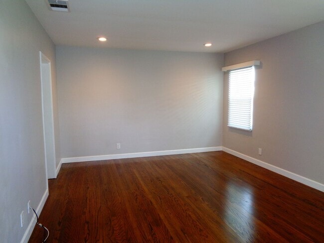 Photo - 2 Bedroom 1 Bath Ground Floor Apartment fo...