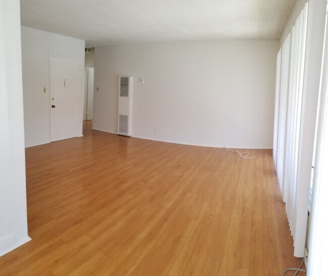 Photo - 133 S Swall Dr Unit 4